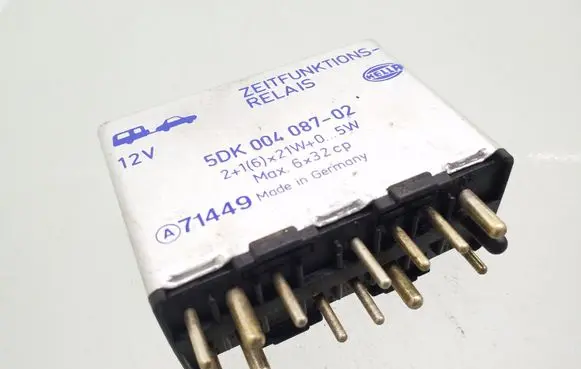 Mercedes-Benz E W124 Tow bar relay 5DK00408702