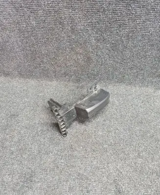 Front bumper mounting bracket