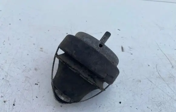 Volvo V70 Engine mount bracket 9485551