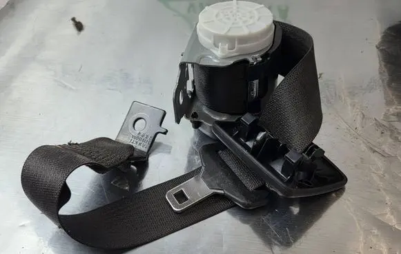 Opel Astra K Middle seatbelt (rear) 34174084C WX337 WX3370