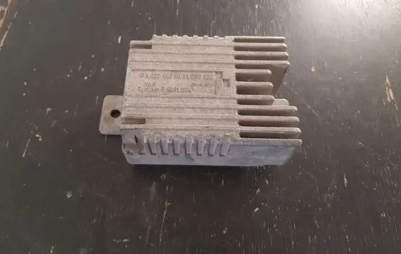 Mercedes-Benz E W210 Coolant fan relay 0275458032