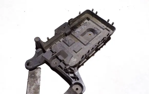 Volkswagen PASSAT B6 Battery tray 1K0915333C