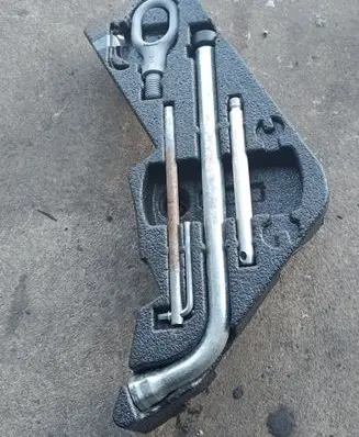 Volkswagen Touareg I Tool set 7L0012113