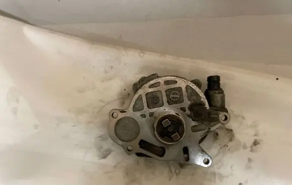 Volkswagen PASSAT B7 Vacuum pump 03L145100