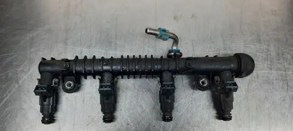 Opel Corsa C Fuel injector supply line/pipe 