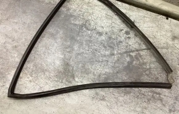 Honda CR-V Rubber seal rear door window/glass 