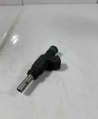 Volkswagen Golf IV Fuel injector 06B133551B