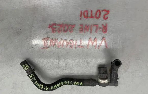 Volkswagen Tiguan Fuel pressure sensor 04B906054G