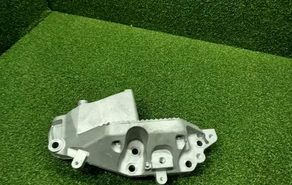 Engine mounting bracket