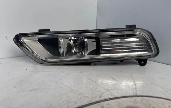 Volkswagen PASSAT B7 Front fog light E269013