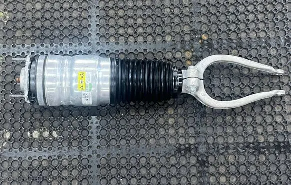 Maserati GranTurismo Front air suspension shock absorber 06703039020 W306311275B