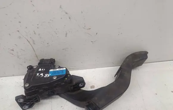 Volkswagen PASSAT B5 Accelerator throttle pedal 8D1723523F