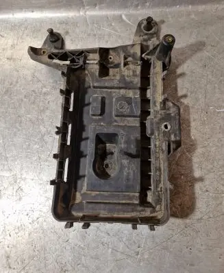 Volkswagen Jetta VI Battery tray 1KM915333