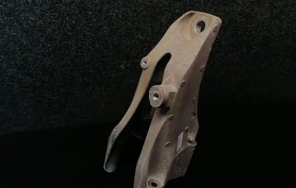 Volkswagen Multivan T6 Engine mounting bracket 7E0199370L