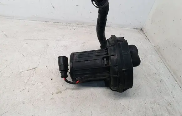 Volkswagen Golf V Secondary air pump 06A131333