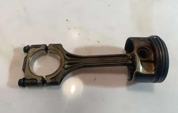 Volkswagen Golf V Piston with connecting rod