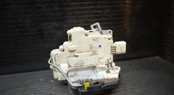 Audi A4 S4 B7 8E 8H Front door lock 8E1837016