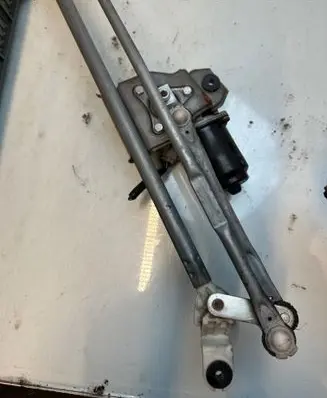 Suzuki Swift I Front wiper linkage and motor 23132