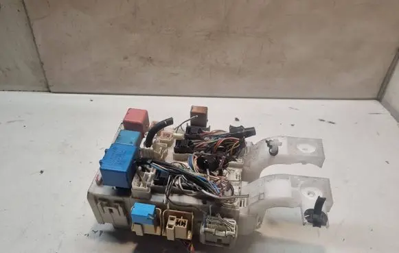Toyota Yaris Fuse module 8273052321