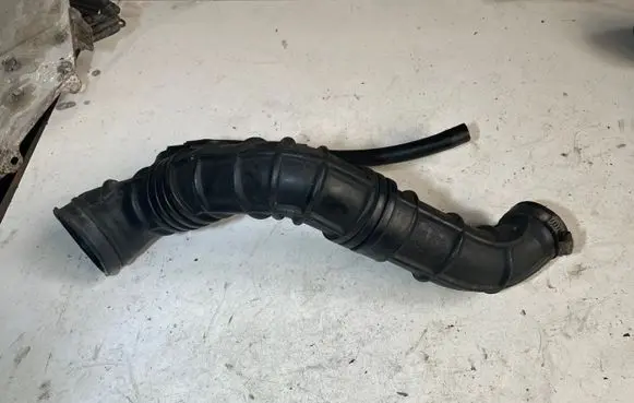 Mitsubishi Carisma Air intake hose/pipe MB957388