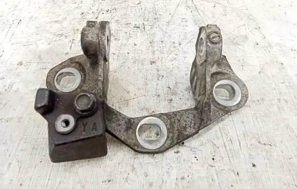 Mazda 3 III Engine mounting bracket