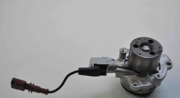 Volkswagen PASSAT B8 Water pump 04L011E