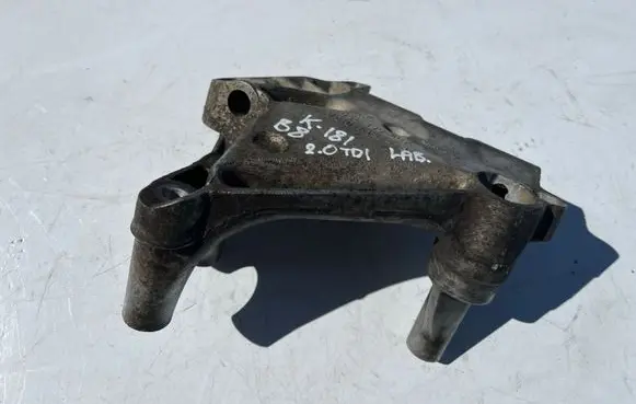 Volkswagen PASSAT B8 Engine mounting bracket 04L199207