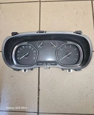 Speedometer (instrument cluster)