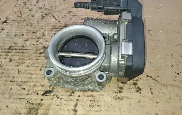 BMW 1 E81 E87 Throttle valve 7561067 1220701559 A2C53145951