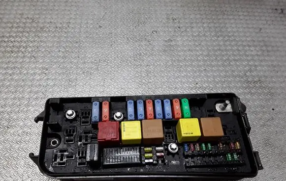 Opel Signum Fuse module 13144709