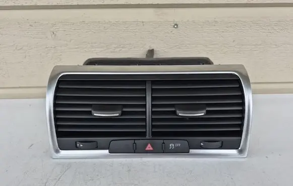 Audi Q7 4L Dash center air vent grill 4L0820951