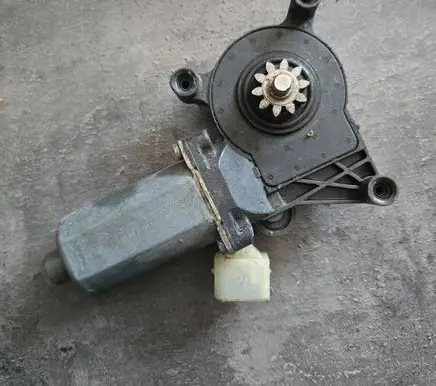 Mercedes-Benz E W212 Front door electric window regulator 0130821709