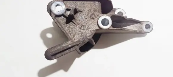 Opel Astra J Engine mounting bracket 13248661 v06229