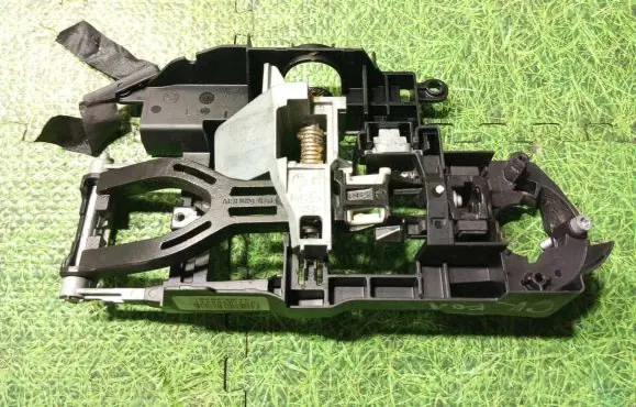 Rear door exterior handle/bracket