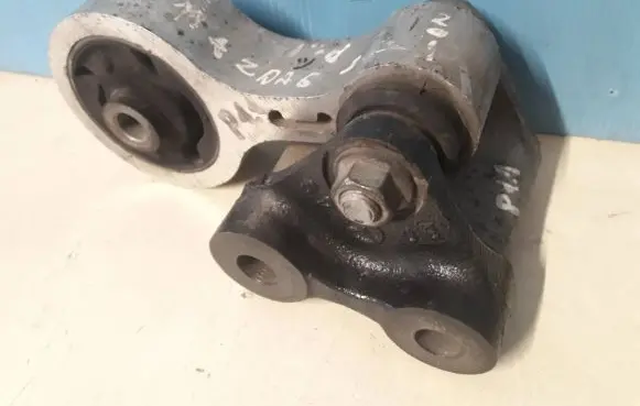 Mazda 6 Engine mount bracket