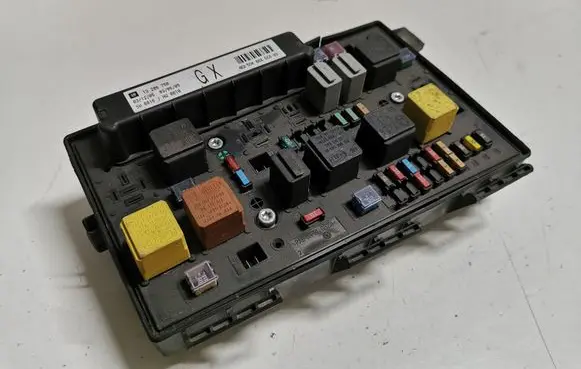 Opel Zafira B Fuse module 13206750