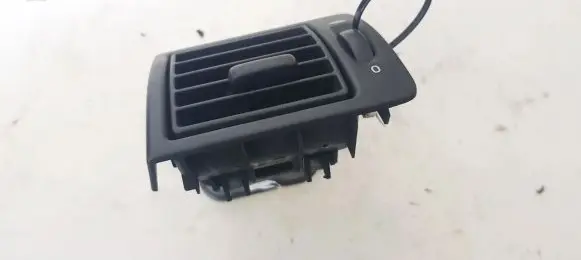 Volvo V50 Dash center air vent grill y011030
