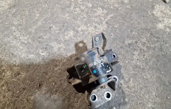Hyundai i20 (PB PBT) Engine mount bracket