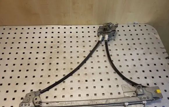 Rear door manual window regulator