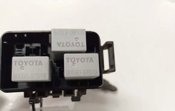 Toyota Avensis T270 Relay mounting block 9102YA1 7191YB2