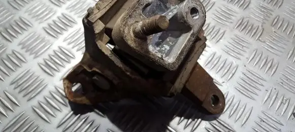Ford Mondeo MK II Engine mount bracket