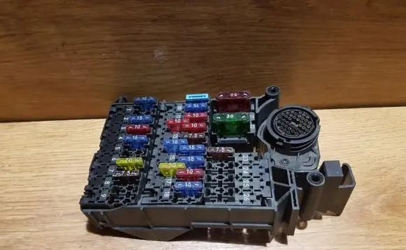 Mercedes-Benz E W210 Fuse box set