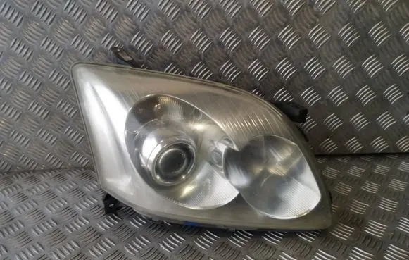 Toyota Avensis T250 Headlight/headlamp 