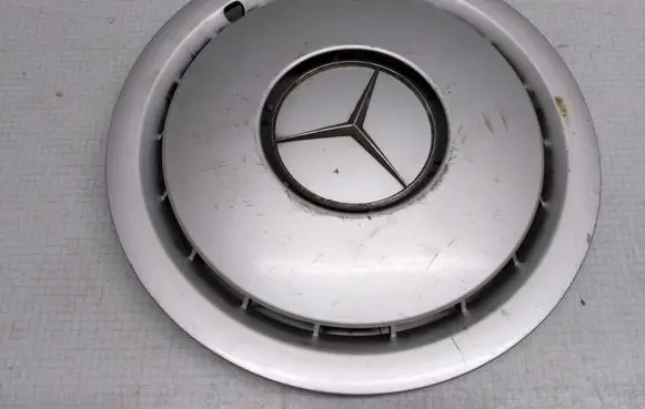 Mercedes-Benz E W124 R15 wheel hub/cap/trim 1244010224 7226300