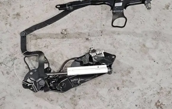 BMW 1 E82 E88 Convertible roof hinge 7174773
