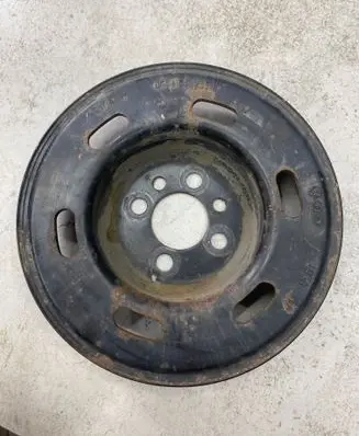 Volkswagen Golf V Crankshaft pulley 06A105255F