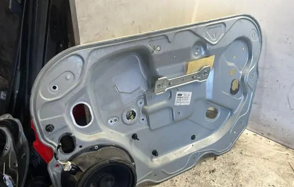Ford Focus Front door manual window regulator 7M51A203A28DC