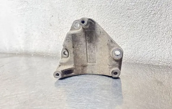 Opel Zafira A Engine mounting bracket 90529603