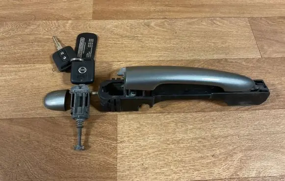 Nissan Primera Front door exterior handle 80611AV600
