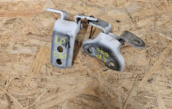 Toyota Prius+ (ZVW40) Front door upper hinge 6872012151